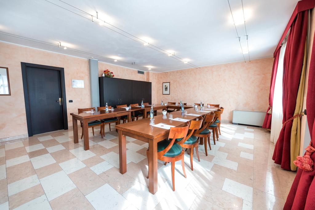 Hotel Villa Malaspina Castel d'Azzano Ngoại thất bức ảnh