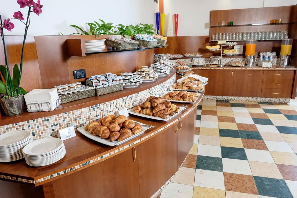 Hotel Villa Malaspina Castel d'Azzano Ngoại thất bức ảnh