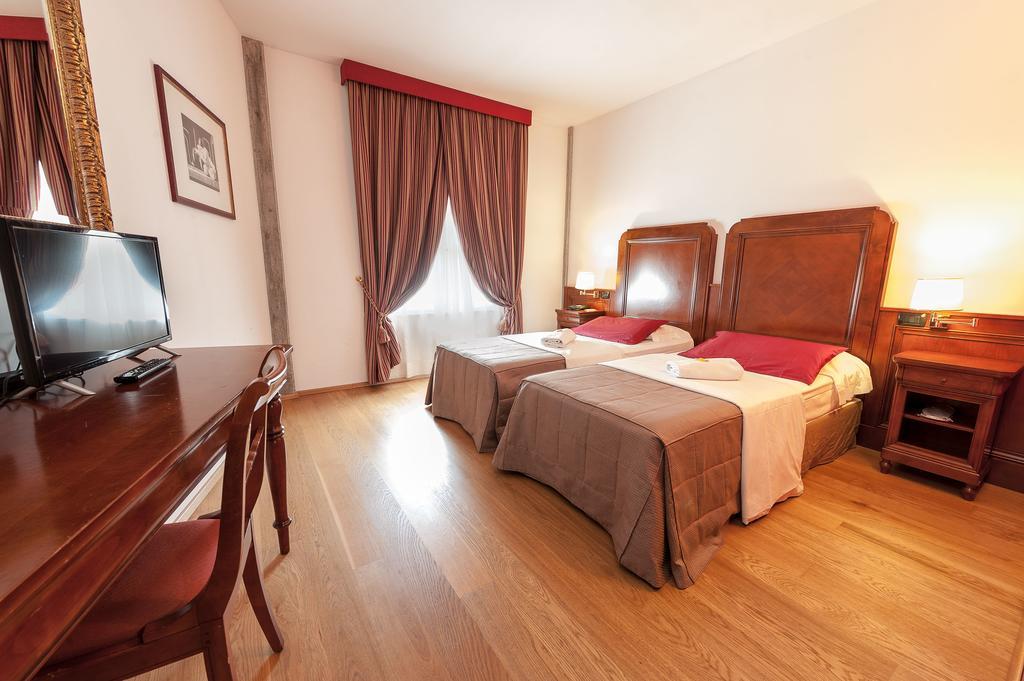 Hotel Villa Malaspina Castel d'Azzano Ngoại thất bức ảnh