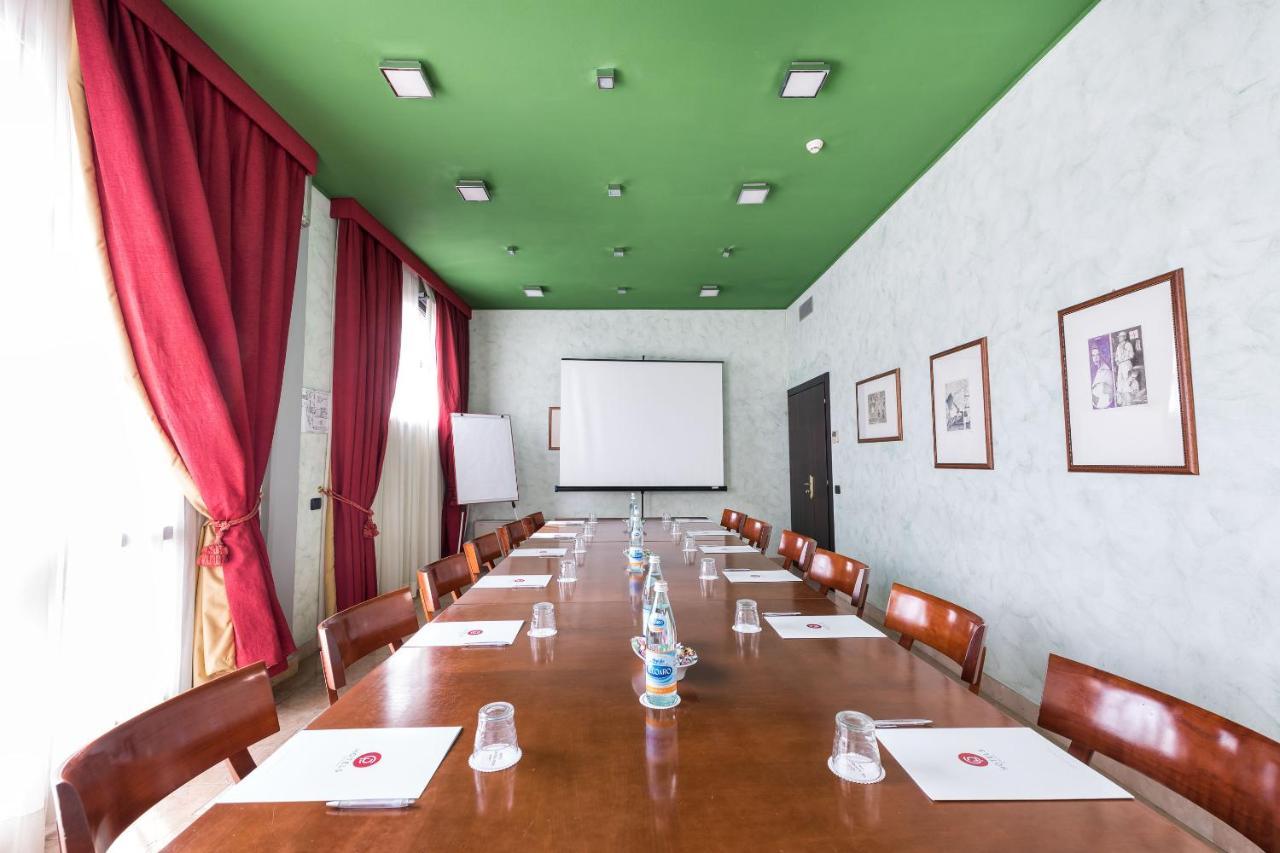 Hotel Villa Malaspina Castel d'Azzano Ngoại thất bức ảnh